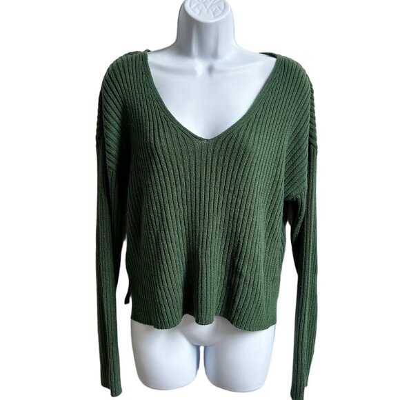 ✨3 for $18✨ Semi-cropped Lightweight Sweater - Picture 1 of 3